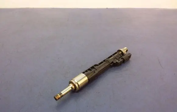 BMW 5 G30 G31 Fuel injector 0261500264
