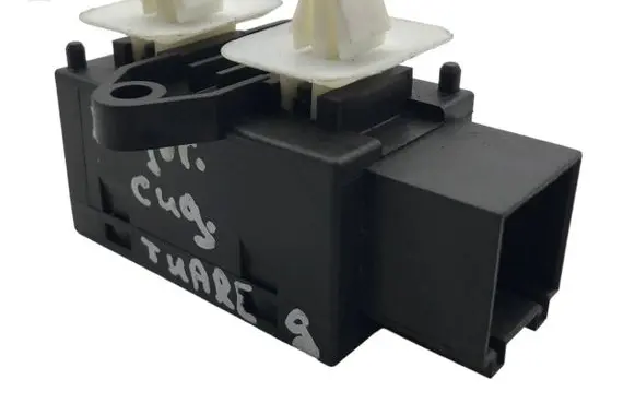 Volkswagen Touran I Seat heating relay 7L0959772