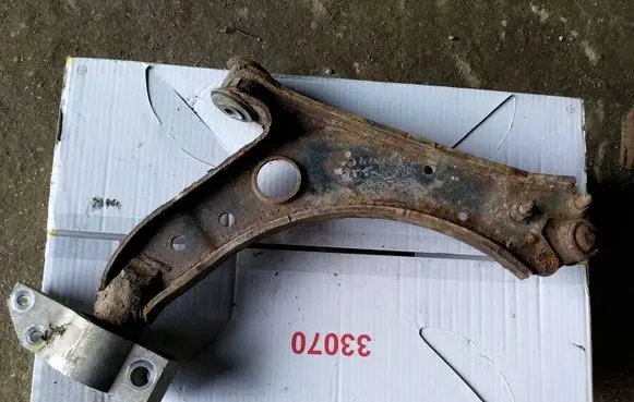 Volkswagen Golf V Front lower control arm/wishbone 1K0199261J 608352925