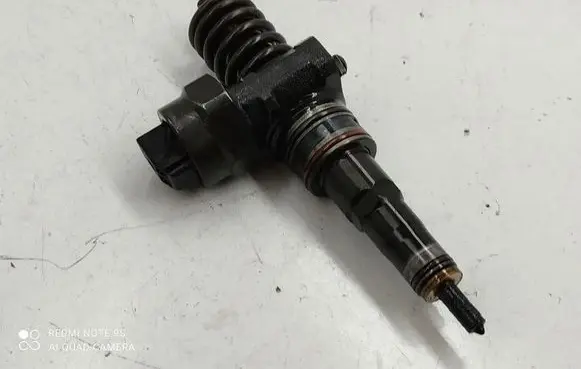 Volkswagen Golf IV Fuel injector 038130073F 0414720007