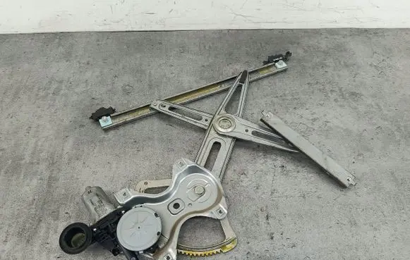 Toyota Yaris Front door window regulator with motor