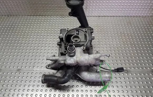 Volkswagen Touareg I Oil filter mounting bracket S26371091 07Z115389D