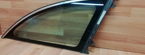 Mercedes-Benz R W251 Rear side window A2516700450 DOT18AS2M505 E000251