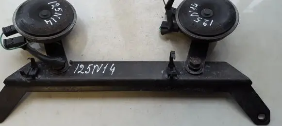 Nissan Juke I F15 Horn signal e9001163
