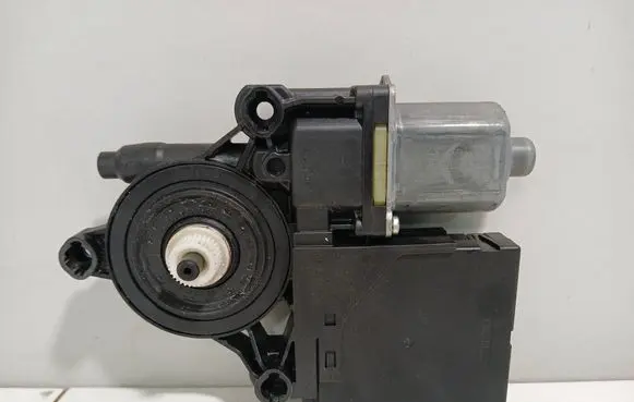 Volkswagen PASSAT B7 Front door window regulator motor 3C0959793C BRF0011235 91843211