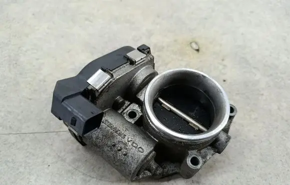 BMW 1 E81 E87 Throttle body valve 7561067