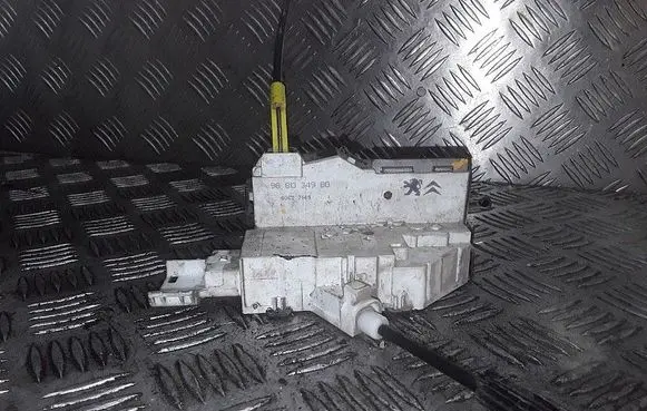 Citroen Jumpy Front door lock 9681334980