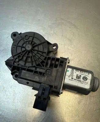 Volkswagen Jetta VI Front door window regulator motor 6R0959811M 402587A 1139481T14