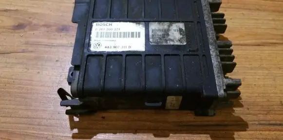 Volkswagen PASSAT B3 Engine control unit/module 0261200271 443907311d