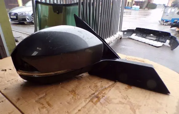 Land Rover Discovery 5 Front door electric wing mirror