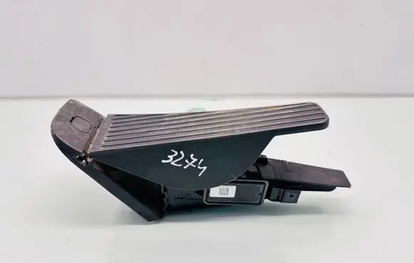 Accelerator throttle pedal