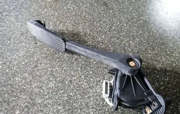 Volvo V70 Accelerator throttle pedal 30666660