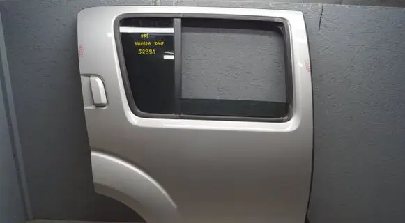 Nissan Pathfinder R51 Rear door