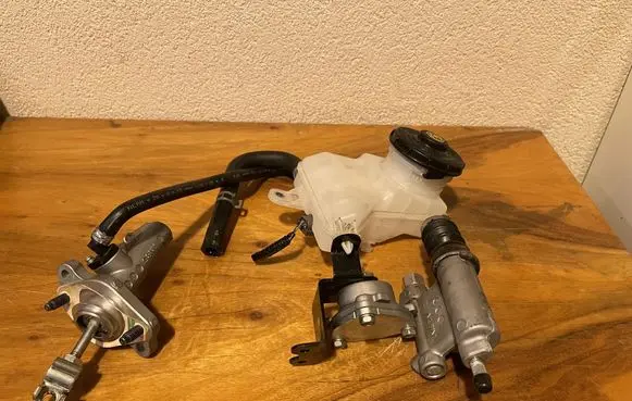 Honda CR-V Clutch fluid reservoir/tank