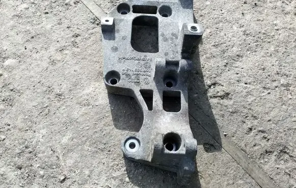 Volkswagen Golf V Generator/alternator bracket 