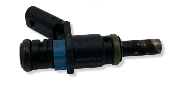 Audi Q7 4M Fuel injector 06E906031A