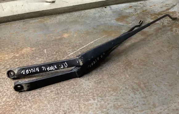 Nissan X-Trail T30 Front wiper blade arm