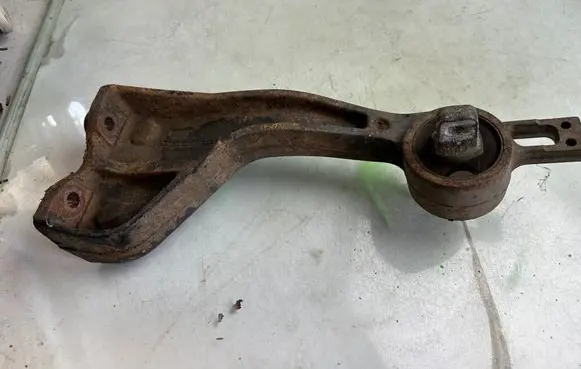 Mercedes-Benz Vito Viano W639 Rear differential/diff mount bracket A6393530595
