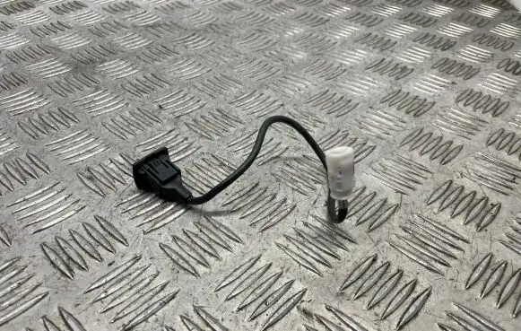 Mercedes-Benz C W204 USB socket connector A1728200515