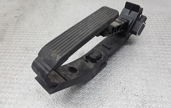 Mercedes-Benz S W220 Accelerator throttle pedal A2033010001