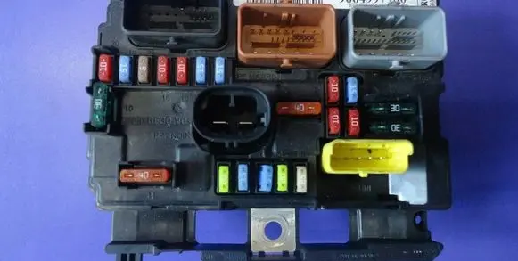 Citroen C3 Fuse module 9667199680