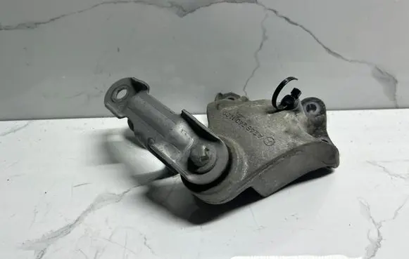 Mercedes-Benz A W176 Engine mounting bracket A2462401109