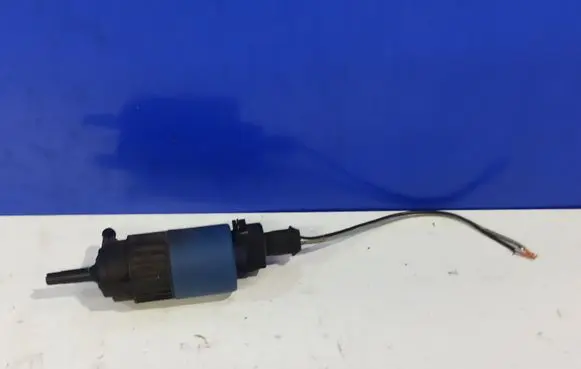 Volvo S40, V40 Windscreen/windshield washer pump 30899624