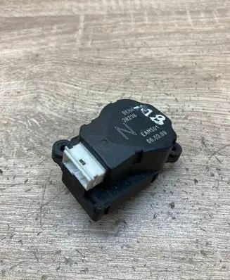 Citroen Xsara Picasso Air flap motor/actuator 38236 EAM501