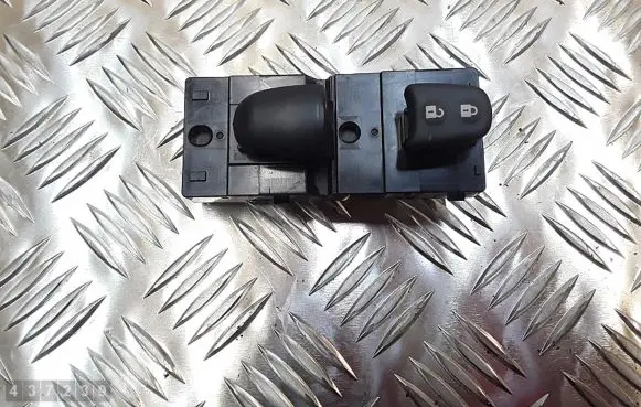 Nissan Qashqai Electric window control switch