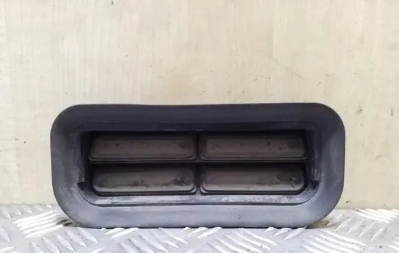 Quarter panel pressure vent
