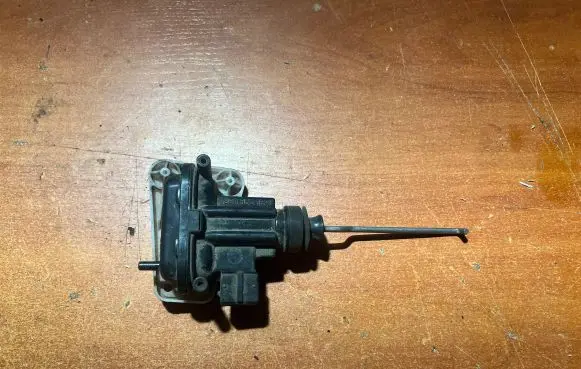 Audi 80 90 B3 Central locking vacuum pump 893862153