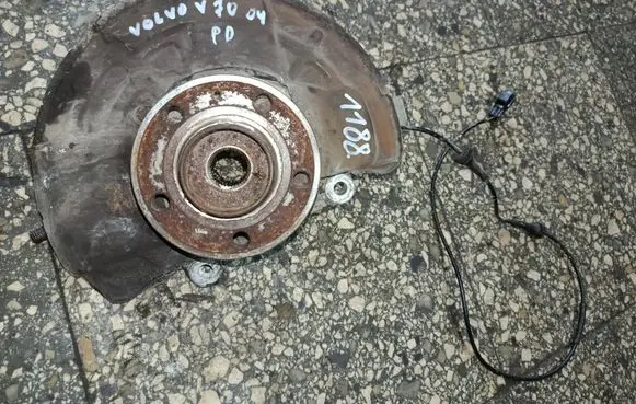 Volvo V70 Front wheel hub