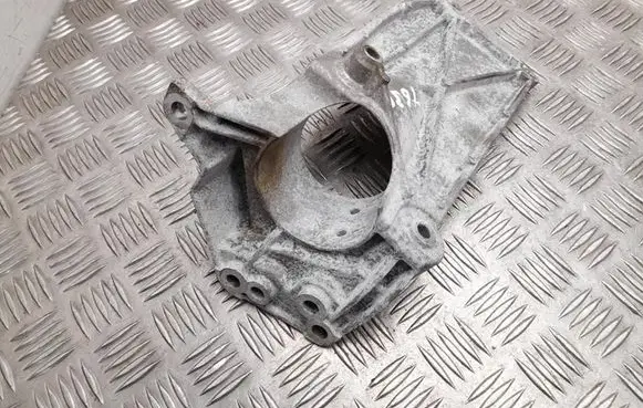 Volvo XC60 Engine mounting bracket 31370633