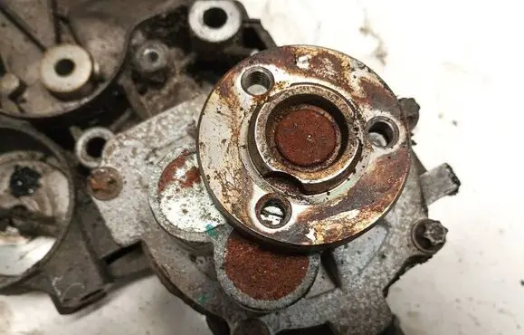 Opel Zafira B Water pump 24405900