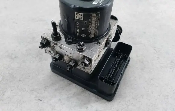 Volkswagen Golf V ABS Pump 
