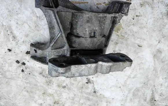 Peugeot 308 Engine mounting bracket 