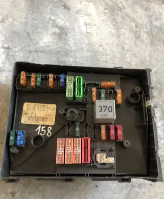 Volkswagen PASSAT B6 Fuse box set 13252499 3252499