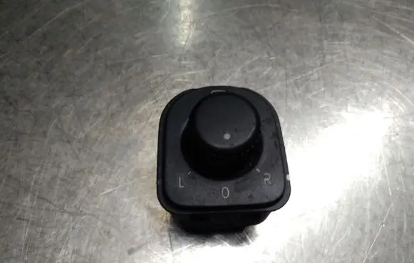 Wing mirror switch