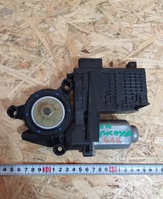 Citroen C4 I Picasso Front door window regulator motor 9682495780