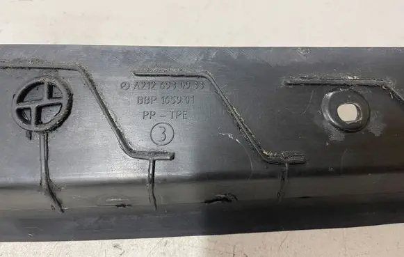 Mercedes-Benz E W212 Rain gutter A2126930933 165901