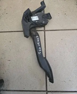Accelerator throttle pedal