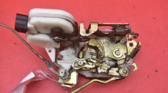 Mitsubishi Outlander Front door lock