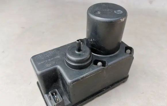 Volkswagen PASSAT B2 Central locking vacuum pump 443862257B