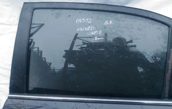 Rear door window glass