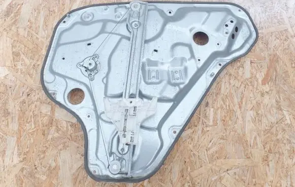 Rear door manual window regulator
