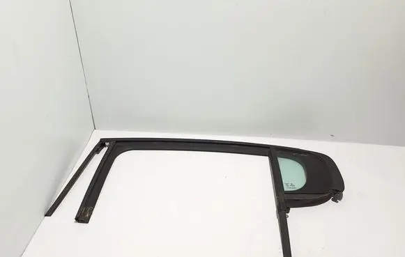 Peugeot 308 Rear vent window glass 9835341980