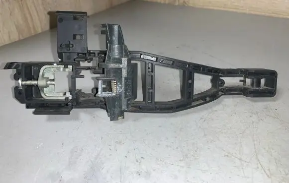 Rear door exterior handle/bracket