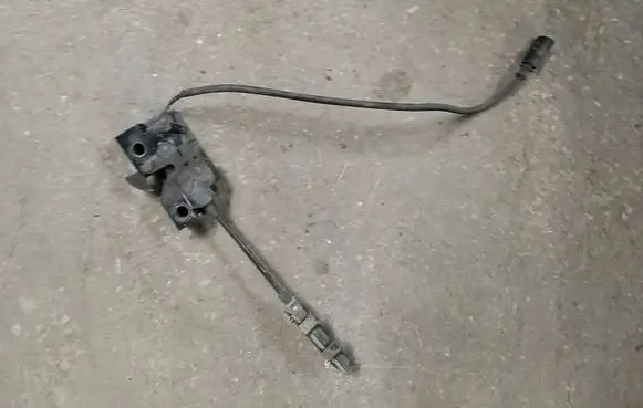 Volkswagen Touran II Engine bonnet/hood lock/catch 1T1823509