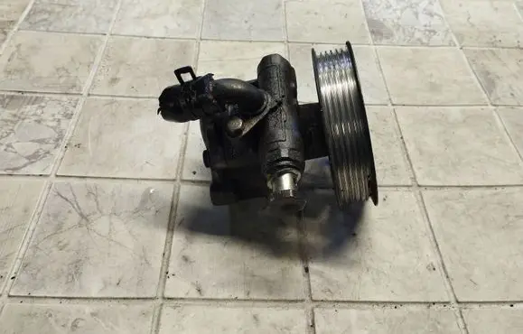 Volkswagen Golf IV Power steering pump 038145255B