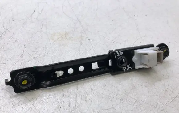 Hyundai i30 Seat belt adjustment rail 